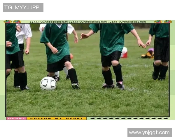 足球明星如何运用脚内侧技巧精准踢球提升比赛表现与观赏性