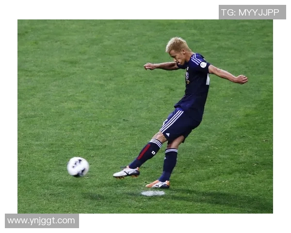 足球明星荣耀时刻举起世界杯展现无与伦比的激情与梦想